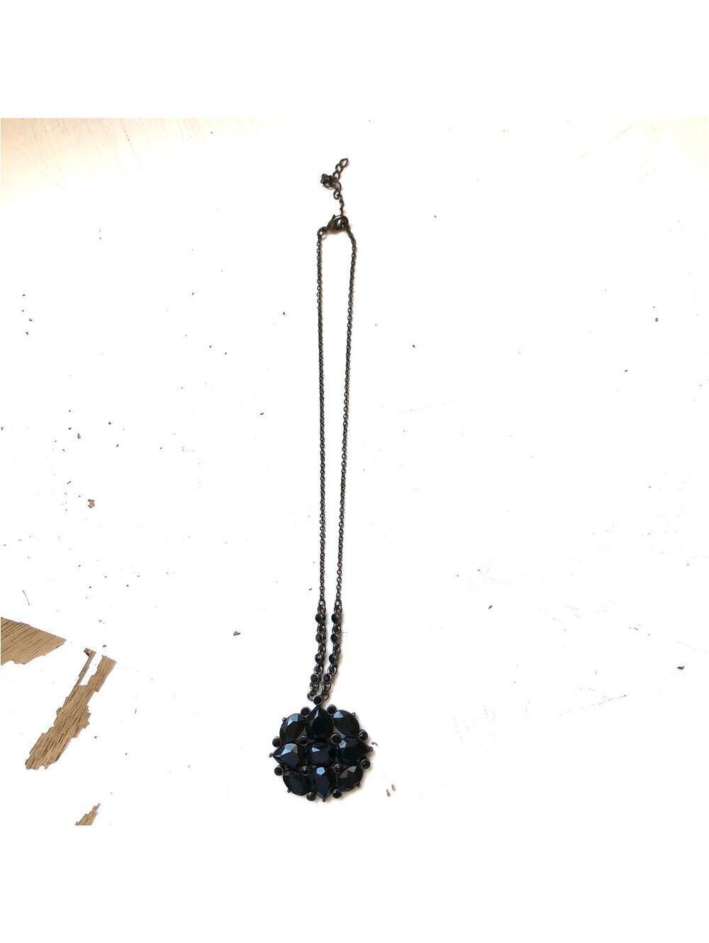 TRIFARI Necklace Pendant with Black Stones Gray Tone Chain NECKLACE